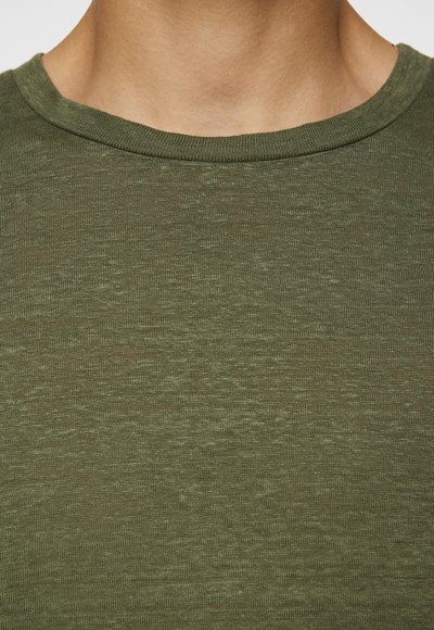 T-shirt vert olive à manches courtes avec col rond, texture lisse et motif chiné subtil en tissu respirant.