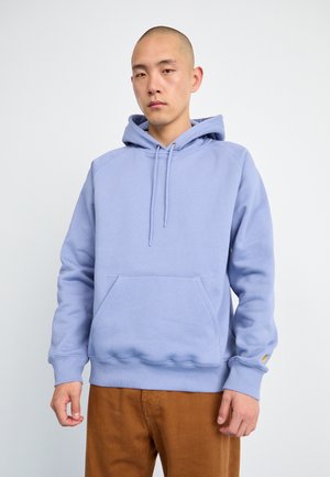 Sudadera azul clara hecha de tela suave, con un bolsillo canguro, puños acanalados y capucha ajustable con cordón.