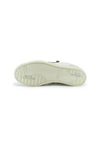 Hellgraue Sneaker-Sohle mit strukturiertem Fischgrätmuster, versehen mit schwarzen Akzenten und Branding. Stabil mit rutschfester Oberflächengestaltung.