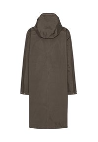 Abrigo impermeable de color verde oliva con capucha, mangas largas y detalles de botones a presión. Textura suave y diseño de corte recto.