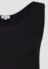 Schwarzes ärmelloses Tanktop mit einem runden Ausschnitt und glattem, dehnbarem Stoff. Einfaches Design ohne sichtbare Muster oder Akzente.