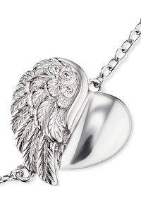 Pendente d'argento a forma di cuore con un design a forma di ala, caratterizzato da dettagli di piume incisati e quattro pietre trasparenti incastonate. Collegato da una catena.