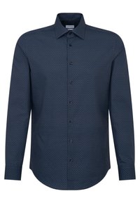 Camisa de manga larga azul oscura con un patrón geométrico, cierre frontal de botones y un cuello clásico. Presenta una textura suave y un dobladillo curvado.