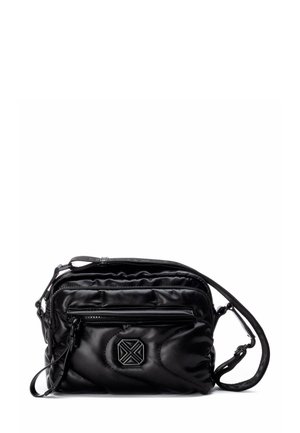 Bolso bandolera negro acolchado hecho de material sintético suave, con un bolsillo frontal con cremallera y un acento de logo estampado. Correa ajustable.