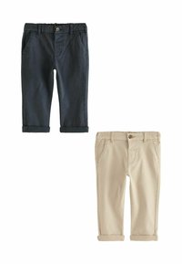 Zwei Paare von Hosen mit umgeschlagenen Säumen: eine dunkelblaue und eine beige. Beide haben seitliche Taschen und Knopfverschlüsse und bestehen aus einem glatten Stoff.