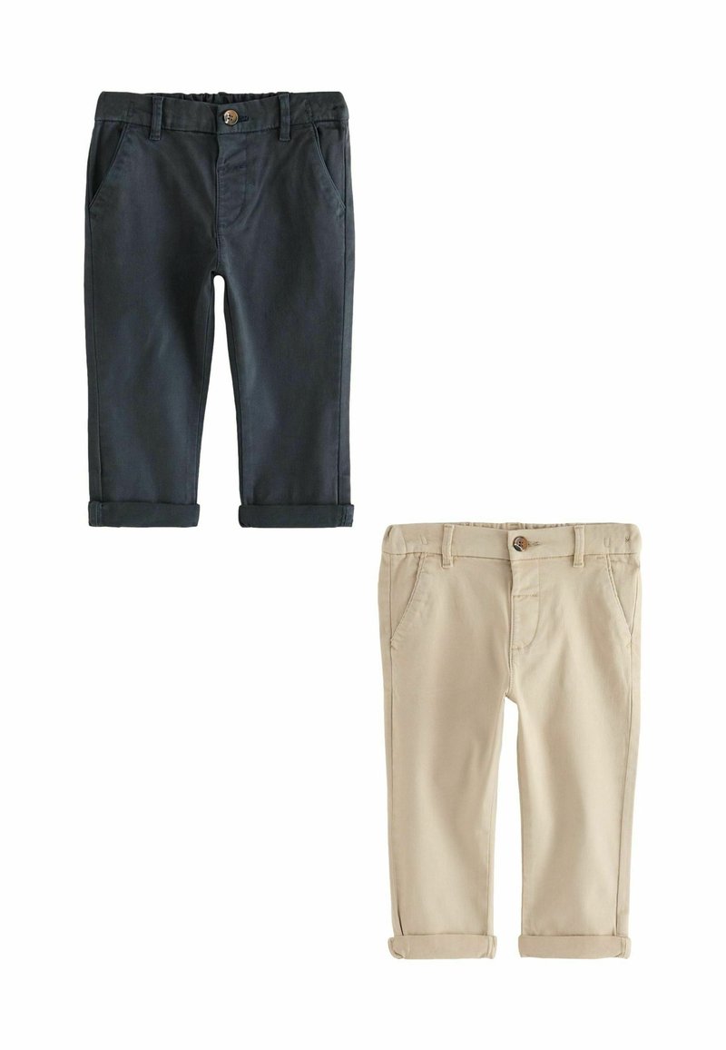Zwei Paare von Hosen mit umgeschlagenen Säumen: eine dunkelblaue und eine beige. Beide haben seitliche Taschen und Knopfverschlüsse und bestehen aus einem glatten Stoff.