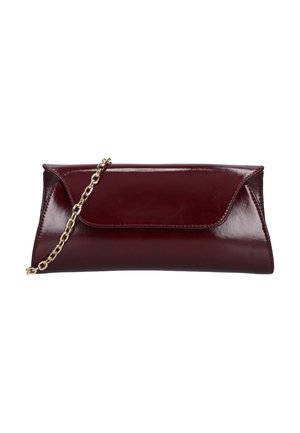 Glanzende donkerrode leren clutch met een gouden kettingriem en een voorflapsluiting op een witte achtergrond.