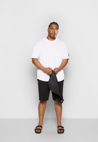Calvin Klein Jeans MONOLOGO BADGE TEE - T-shirt basic - bright white