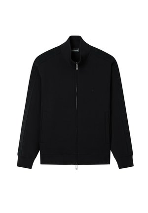 Schwarze Trainingsjacke mit Reißverschluss, hohem Kragen, dezentem Logo auf der Brust und tonalen gemusterten Streifen entlang der Ärmel.