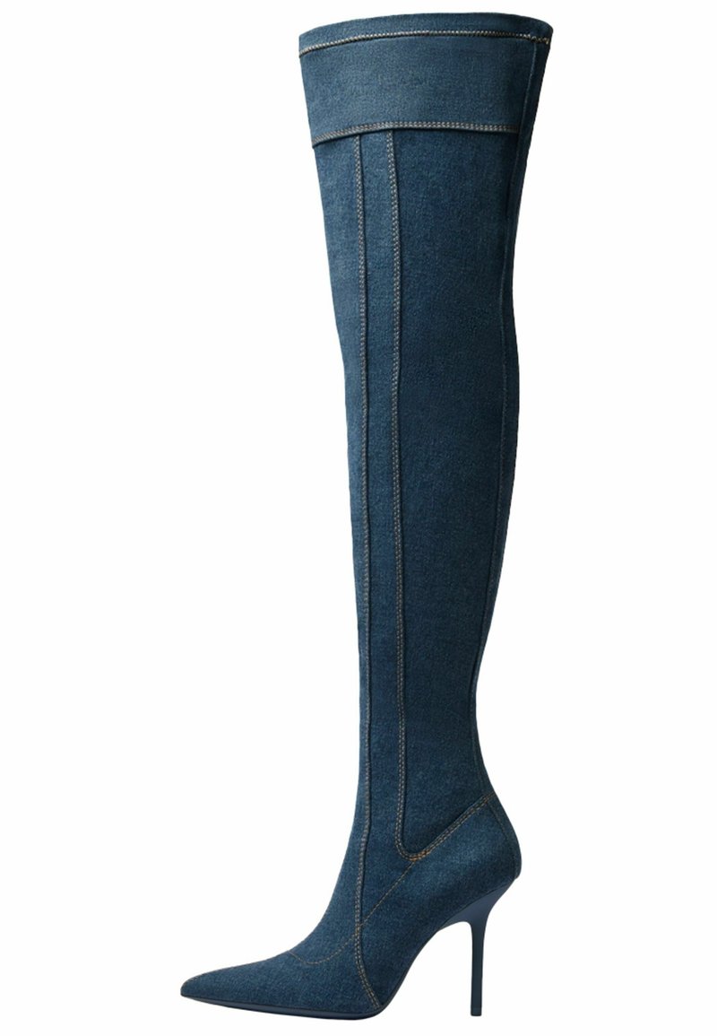 Džínové nadkolenní boty, tmavě modré s špičatou špičkou a vysokým podpatkem, s viditelným šitím a přiléhavým střihem.