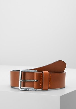Ceinture en cuir marron avec boucle rectangulaire argentée gravée "Hugo Boss", présentant des détails de surpiqûres orange sur la boucle de ceinture, affichée sur un fond blanc.