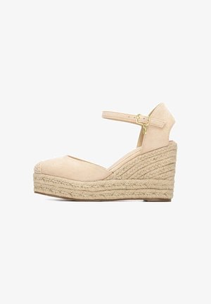 Sandalo con zeppa in camoscio beige con tacco platform intrecciato in juta e cinturino alla caviglia con fibbia dorata.