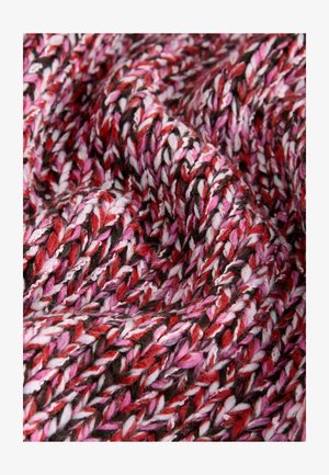 Strickstoff, der eine Mischung aus roten, pinkfarbenen und weißen Fasern aufweist, mit einer strukturierten, geschichteten Optik und unterschiedlicher Dicke.