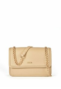 Beżowa skórzana torebka na ramię o teksturowanym wykończeniu, płaskim prostokątnym kształcie, złotej łańcuszkowej rączce i klapce.