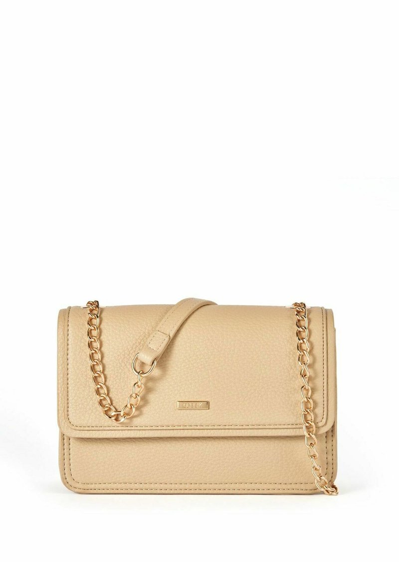 Beżowa skórzana torebka na ramię o teksturowanym wykończeniu, płaskim prostokątnym kształcie, złotej łańcuszkowej rączce i klapce.