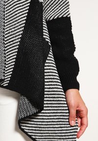 Anna Field Neuletakki - black