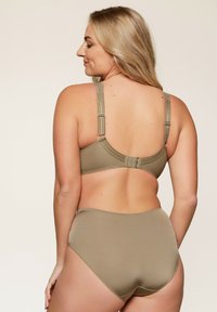 Sagegroene, gemarineerde hoge taille bikini onderkant met verstelbare bandjes en een haaksluiting. Gladde stof met een subtiele glans.