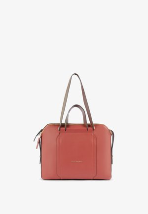 Rechthoekige handtas van koraalrood leer met twee korte handvatten, een lange schouderriem, gouden ritssluiting en een klein voorvak met logo.