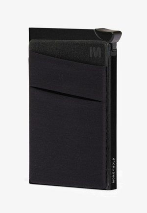 Tarjetero negro hecho de tela y metal, con una superficie texturizada, diseño elegante y un bolsillo lateral para tarjetas. Logotipo en el lateral.