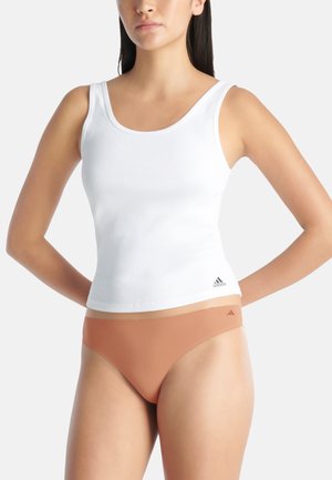 Witte geribbelde tanktop met brede bandjes, voorzien van een klein zwart logo. Gepaard met gladde, perzikkleurige bikini briefs met een minimaal ontwerp.
