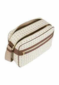 Borsa crema con motivo a logo dorato, dettagli in pelle marrone, doppia cerniera e tracolla regolabile. Forma rettangolare con finitura texturizzata.