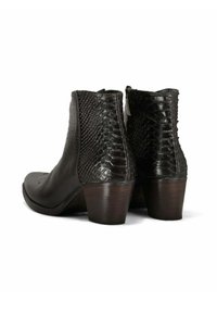 Bottines noires en cuir texturé avec un motif serpent, un bout arrondi et un talon en bois empilé. Fermeture éclair à l'arrière.