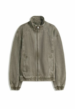Lysbrun afslappet zip-up jakke med høj krave, elastiske cuffs og nederste kant samt forlommer, liggende fladt på hvid baggrund.