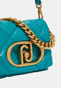 Bolso de piel en color verde azulado con diseño acolchado, correa de cadena dorada y distintivo herraje dorado que presenta un cierre con logotipo.