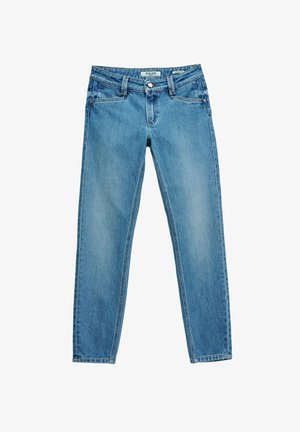 Jeans de mezclilla azul con cinco bolsillos, trabillas para cinturón y cierre de botón, mostrados desplegados sobre un fondo blanco.