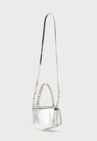 Ασημί μεταλλική τσάντα με δομημένο σχεδιασμό. Διαθέτει αποσπώμενο λουρί αλυσίδα, μικρή λαβή και διακοσμητικό τσεπάκι στο μπροστινό μέρος.