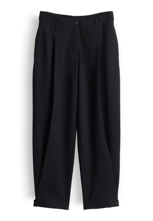 Pantaloni sartoriali neri a gamba dritta con chiusura a bottone e zip, passanti per cintura e dettaglio di piega frontale.