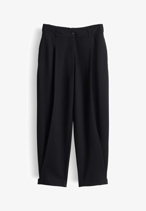 Pantaloni sartoriali neri a gamba dritta con chiusura a bottone e zip, passanti per cintura e dettaglio di piega frontale.