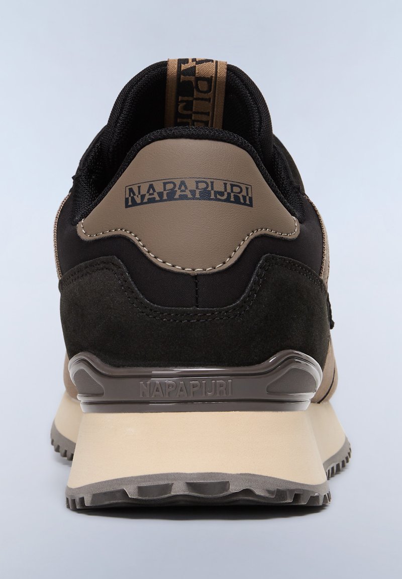 Zapatillas negras y marrones con parte superior de ante y malla, suela de goma gruesa y un logotipo en contraste en la pestaña del talón.