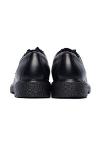 Zwarte leren schoenen met een gestructureerde rubberen zool. Naadloos ontwerp met een ronde achterkant en minimale stiksels voor een strak uiterlijk.