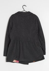 Cappotto di misto lana grigio scuro con colletto, maniche lunghe, schiena arricciata e foderatura stampata colorata visibile all'orlo.