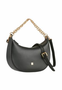 Borsa a mano nera in pelle con forma curva, tracolla in catena dorata e tracolla in pelle regolabile. Presenta un piccolo logo dorato sul davanti.