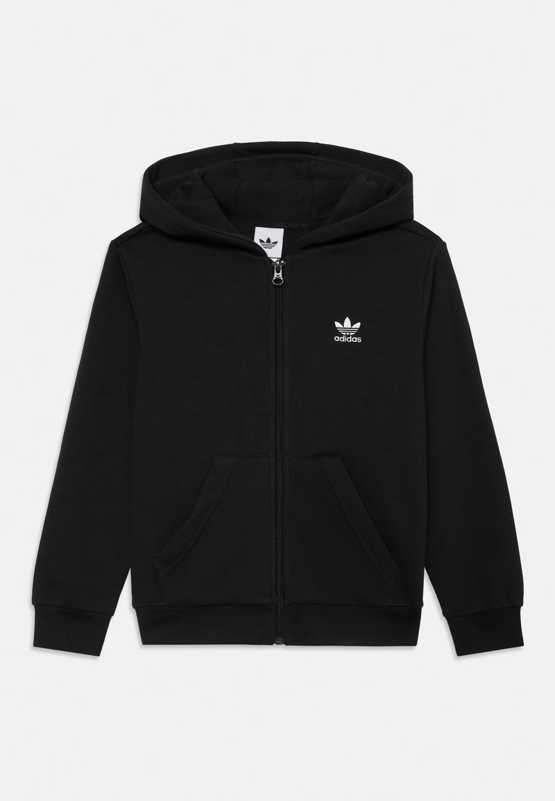 Fekete zipzáras kapucnis pulóver puha anyagból, kenguruzsebbel, bordás mandzsettával és hímzett fehér Adidas logóval a bal mellen.