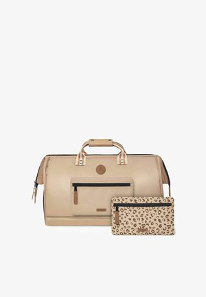 Beige Duffelbag mit einer Fronttasche und kurzen Griffen, kombiniert mit einem kleinen pouch im Leopardenmuster. Beide verfügen über einen Reißverschluss und lederne Akzente.