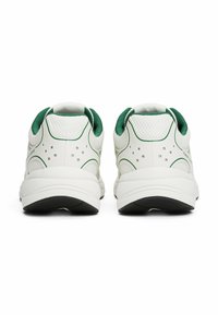 Scarpe da ginnastica bianche con dettagli verdi, dotate di una tomaia in rete testurizzata, un tallone imbottito e un motivo decorativo sui lati.