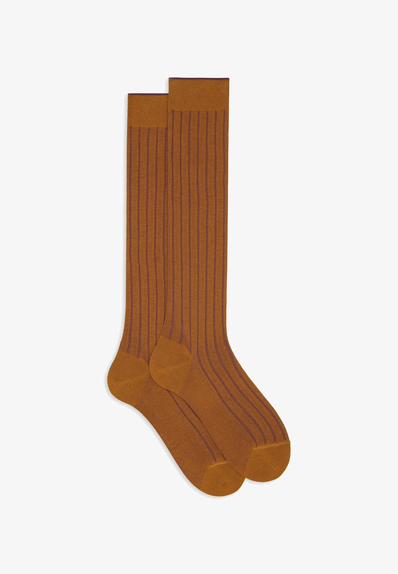 Calze marroni fino al ginocchio con strisce verticali in una tonalità più scura. Realizzate in un tessuto morbido, con rinforzi nelle aree delle punte e dei talloni.