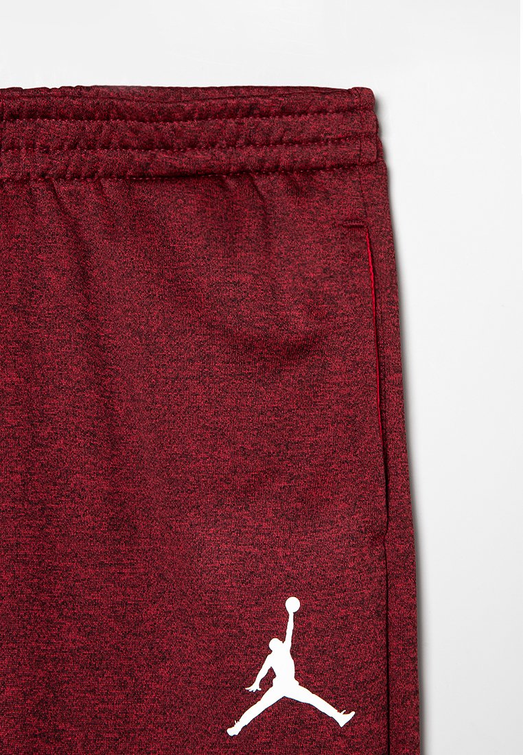 Rote melierte Sport-Jogginghosen mit elastischem Bund, Seitentaschen und einem weißen Jordan-Logo am unteren linken Bein.