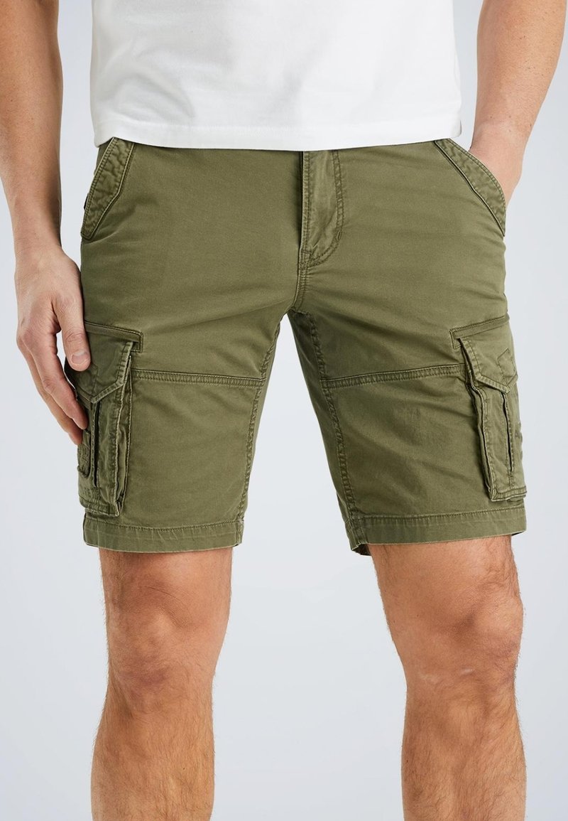 Olivgrüne Cargo-Shorts aus leichtem Baumwollmaterial mit zwei Seitentaschen und zwei aufgesetzten Taschen mit Knopfverschluss.