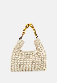 Béžová háčkovaná kabelka s velkými kulatými flitry a krátkým řetízkem s želvovinovým vzorem na bílém pozadí.