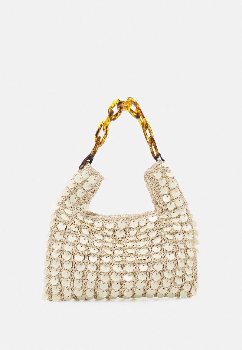 Béžová háčkovaná kabelka s velkými kulatými flitry a krátkým řetízkem s želvovinovým vzorem na bílém pozadí.