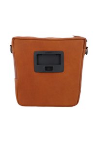 Bolso cruzado de cuero marrón con forma rectangular, que presenta un accesorio de hardware negro Klikfix en la parte frontal para un montaje seguro.