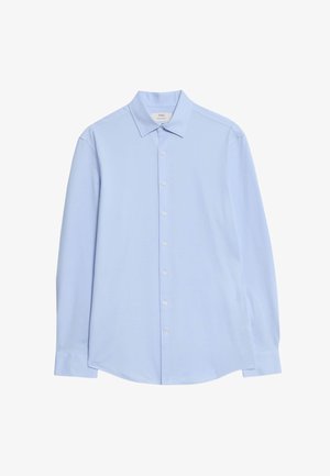 Camisa de manga larga azul claro, fabricada en algodón suave. Cuenta con un cuello clásico y cierre frontal de botones, con un dobladillo y puños curvados.