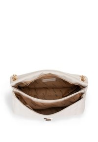 Bolso de cuero color beige claro con textura acolchada, herrajes dorados y un interior espacioso que cuenta con dos compartimentos y forro con el logo de la marca.