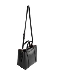 Czarna skórzana torebka z dwoma uchwytami u góry i regulowanym paskiem na ramię. Gładka powierzchnia, sztywna forma i subtelne detale w postaci przeszyć.