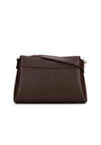 Brązowa skórzana torebka o gładkim, teksturowanym wykończeniu. Posiada złote logo, zamek błyskawiczny i regulowany pasek. Kompaktowy i prostokątny kształt.