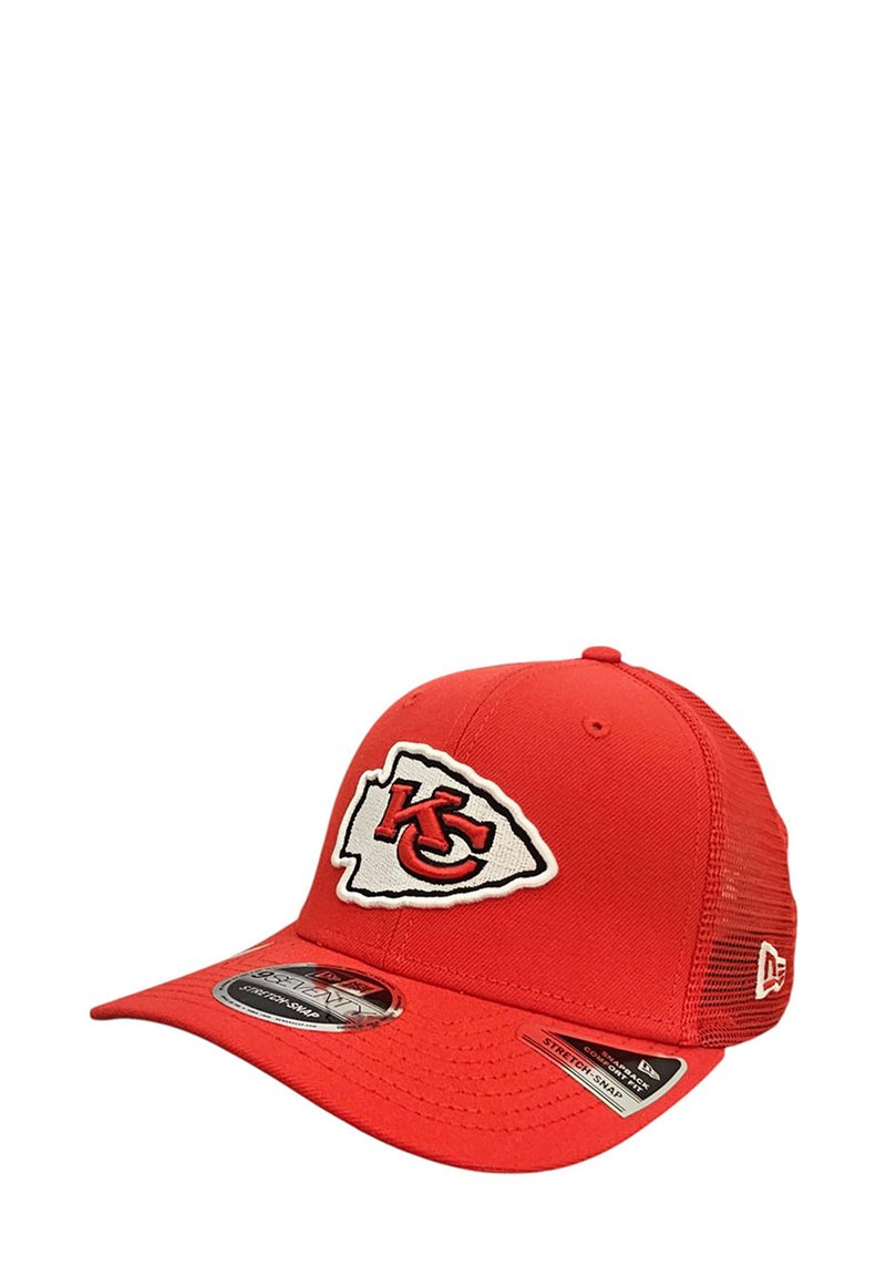 Casquette de baseball rouge avec un front structuré, un dos en filet et un logo brodé des Kansas City Chiefs. Visière courbée avec des étiquettes de logo attachées.